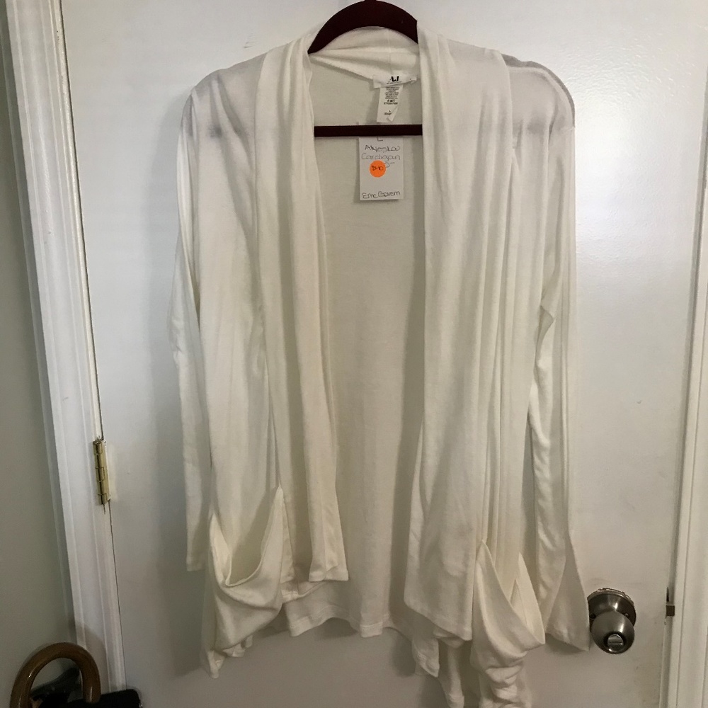 White fyaway cardigan with pockets